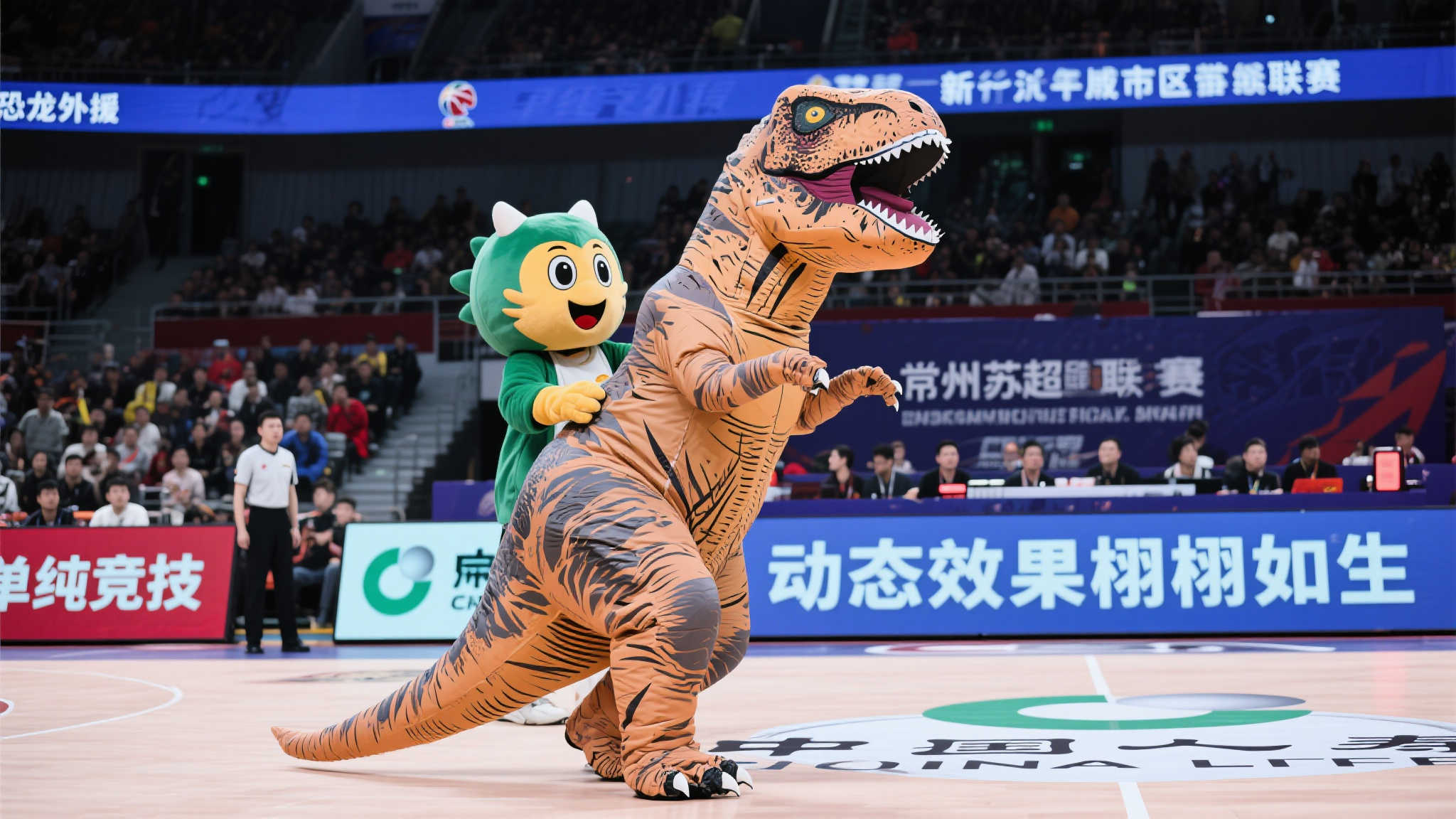 苏超赛场惊现恐龙外援，常州球场掀抢球风暴